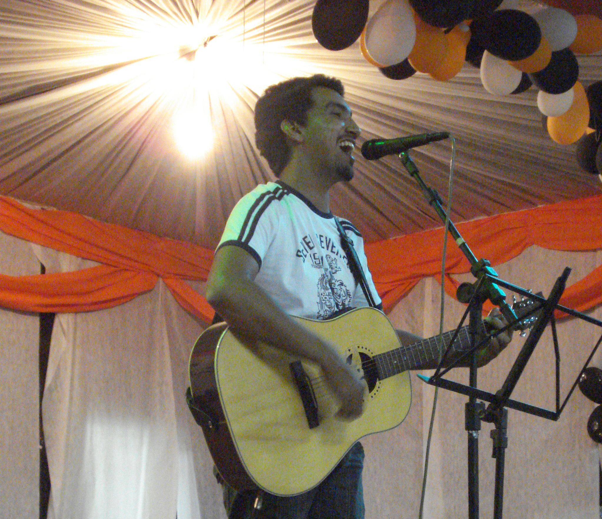 O vencedor Isaac canta no palco do II Festival